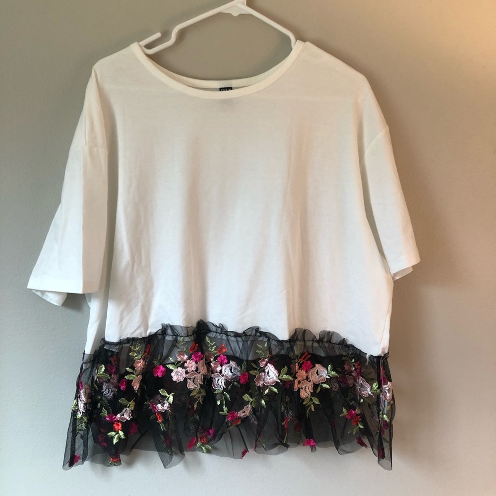 Floral embroidery trim tee.